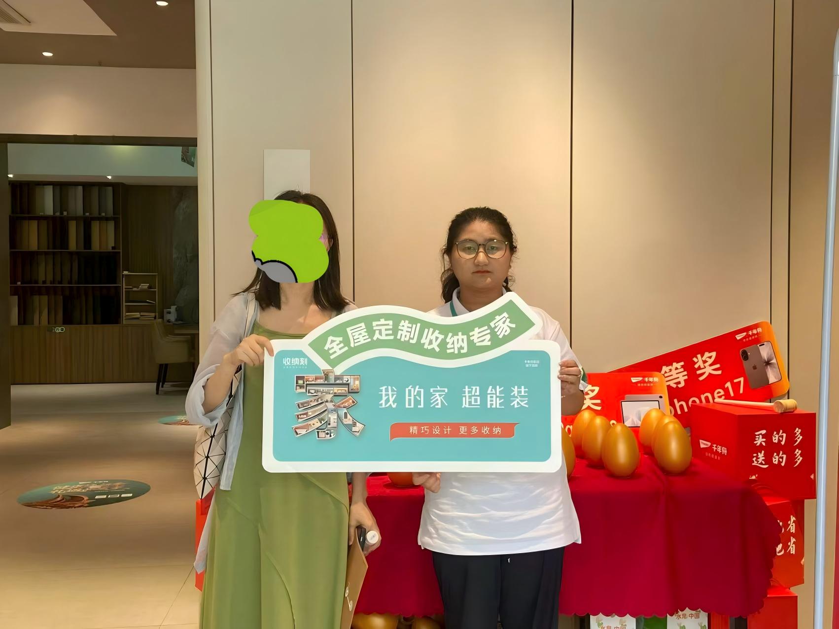 客户签单合影