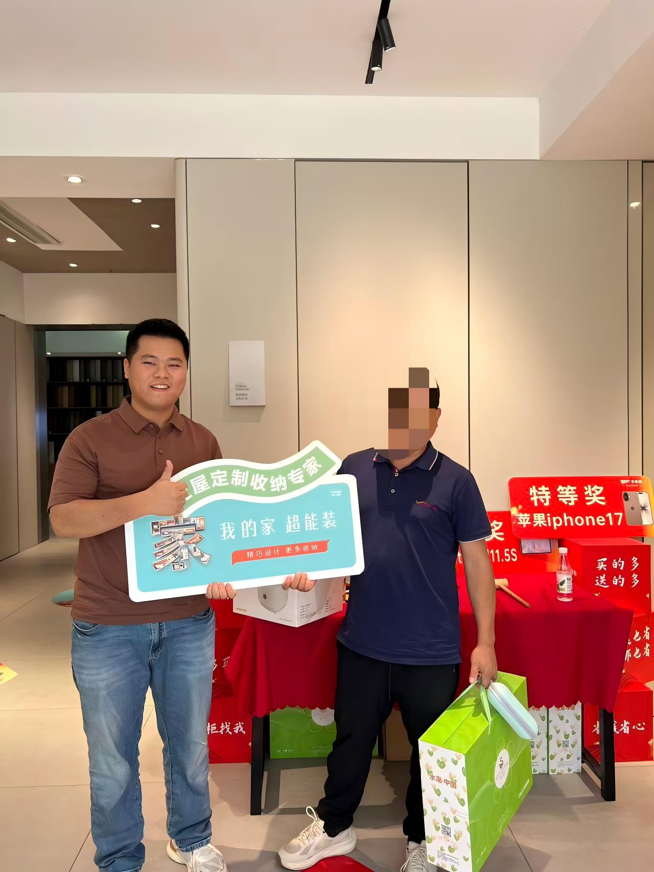 客户签单合影